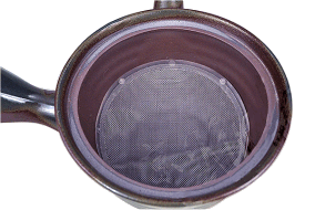 Beweglicher Filter in Teepot Haiyu Oribe